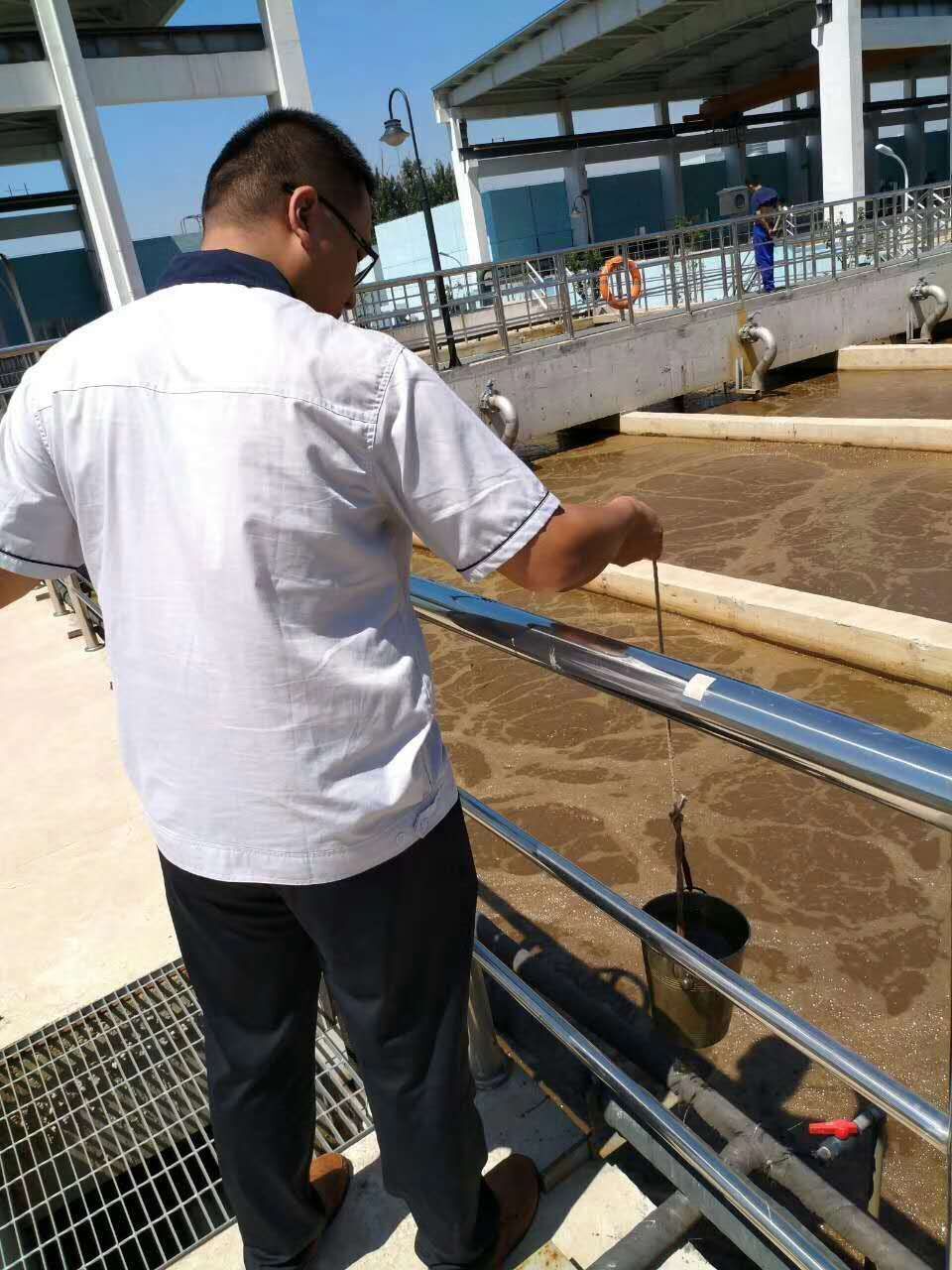 Ӧ����ĳˮ�������룬�ҹ�˾�ɼ�����Ա�ֳ�ȡ����������Ʒѡ�ͣ�